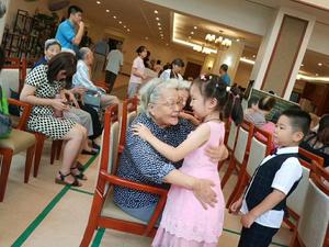 与现场老人互动，聊天